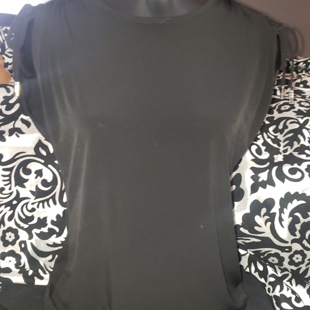 Soft blouse, ties on arm shoulder